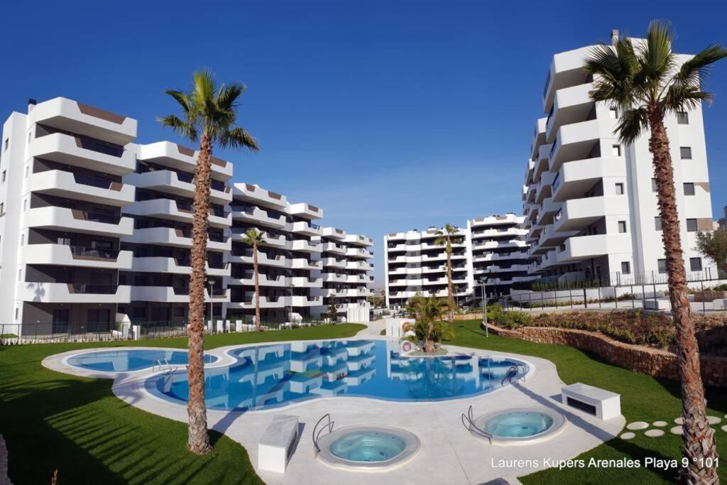 une image d'un complexe d'appartements avec une piscine et des palmiers dans l'établissement Beautiful apartment close to the sea, à Arenales del Sol