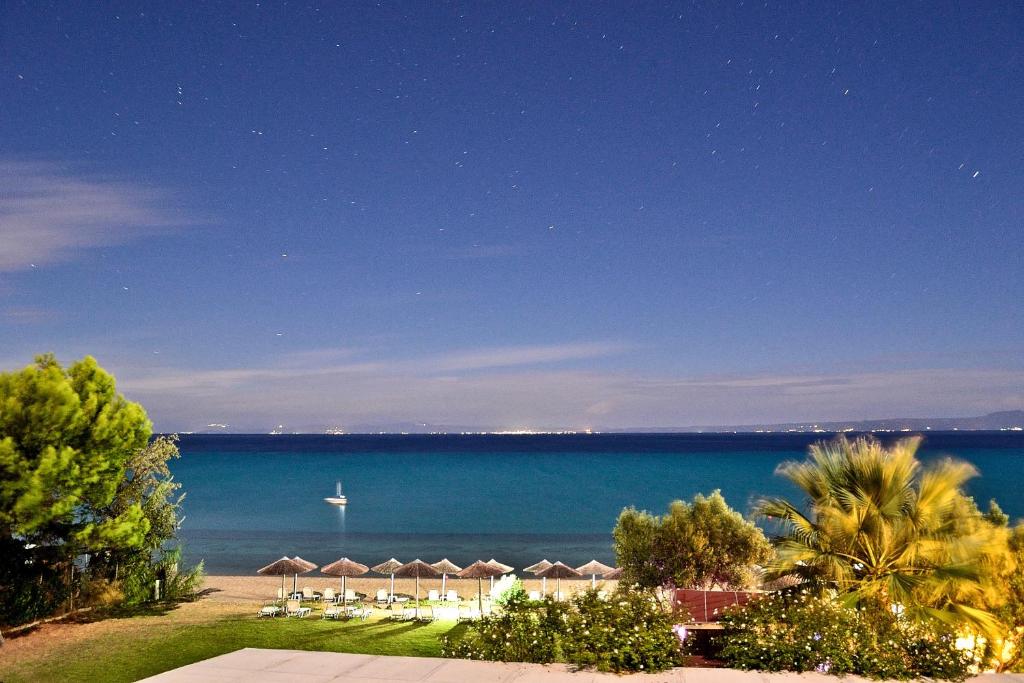 vista sulla spiaggia con ombrelloni e sull'oceano di Kopsis Beach Hotel a Pefkohori