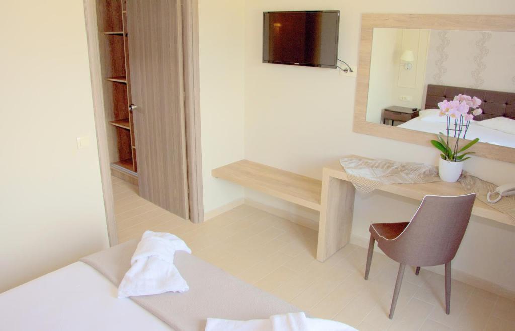 Postel nebo postele na pokoji v ubytování Hotel Petros