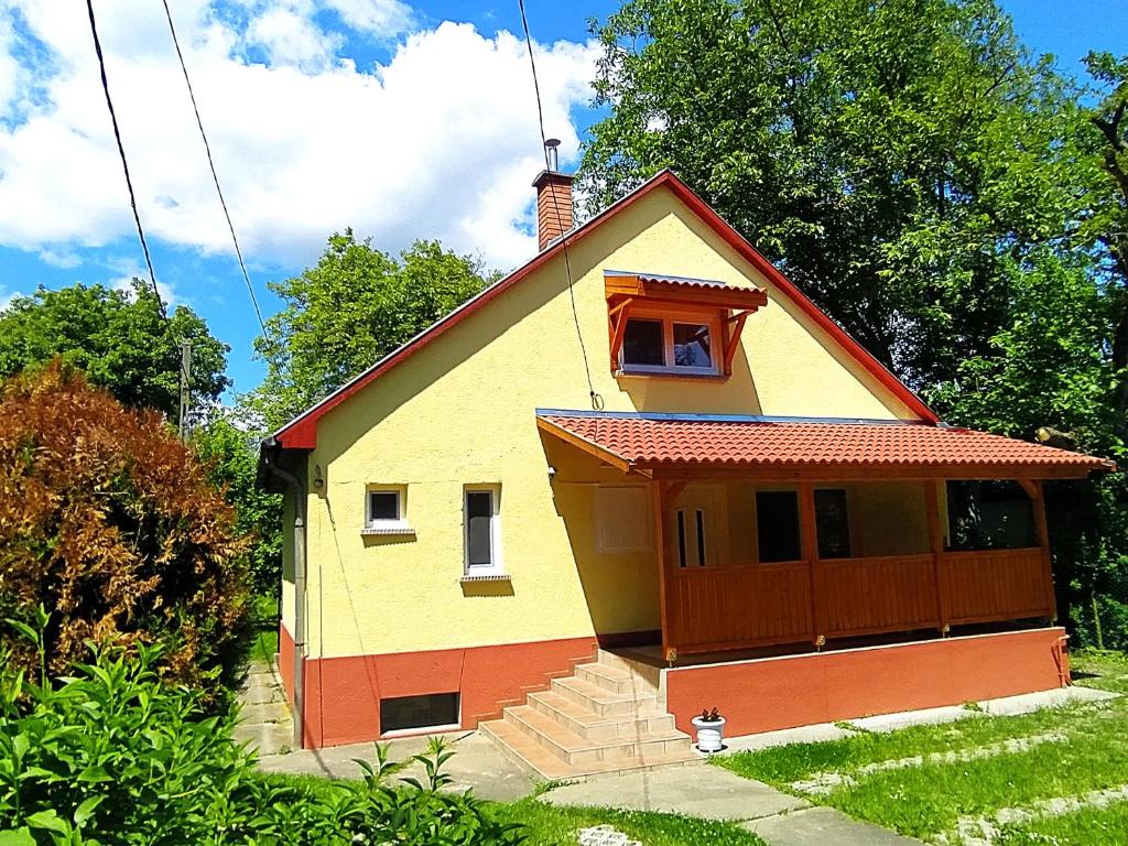 mały żółty dom z czerwonym dachem w obiekcie Twins House - Janka Apartman w Bogácsu