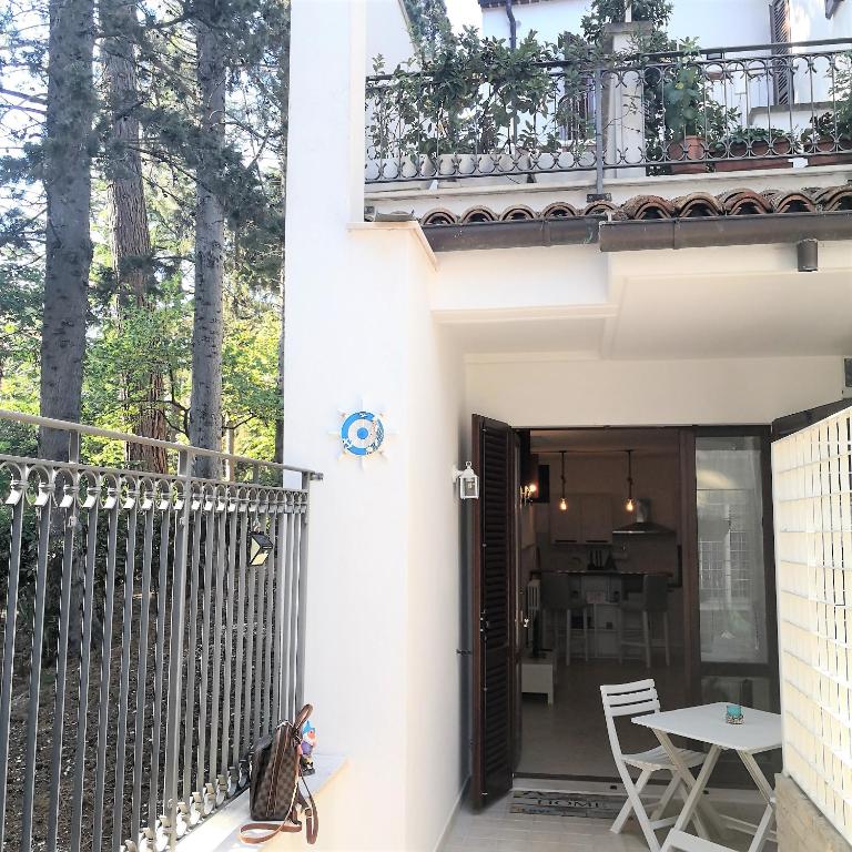a balcony of a house with a table and a balconygienegienegiene at Centralissimo appartamento a Numana in Numana