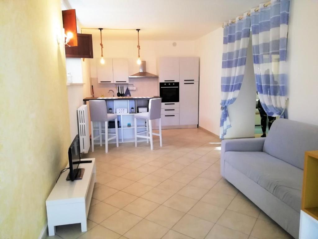 un salon et une cuisine avec un canapé et une table dans l'établissement Centralissimo appartamento a Numana, à Numana