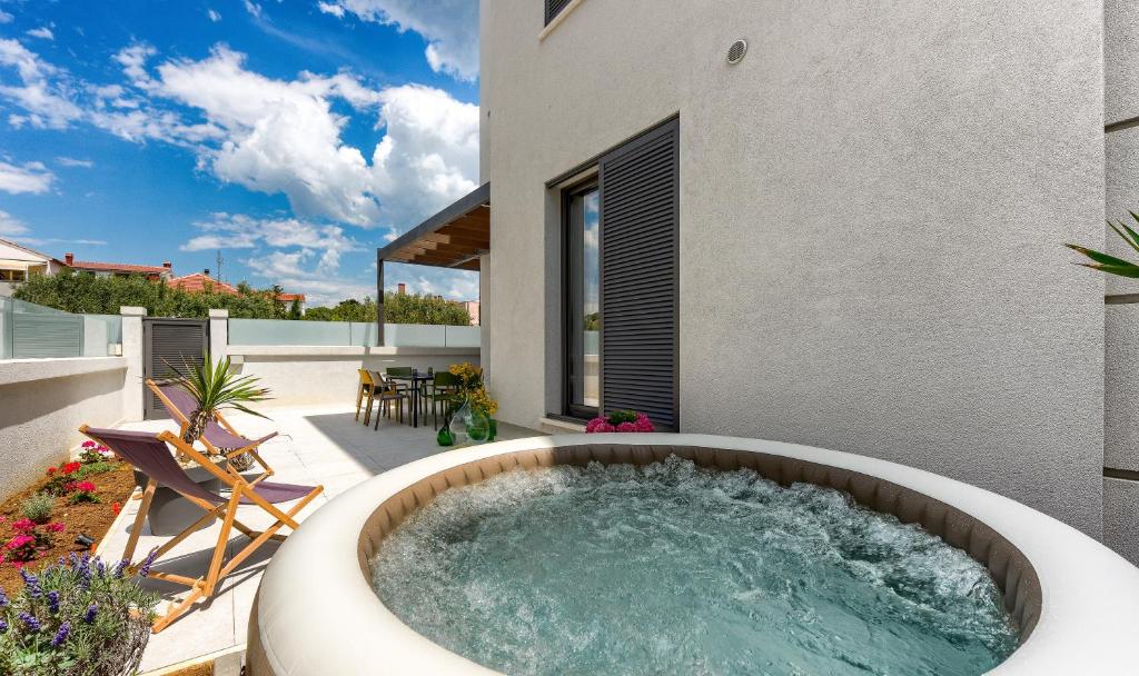 een hot tub in de achtertuin van een huis bij Lunula Residence in Zadar