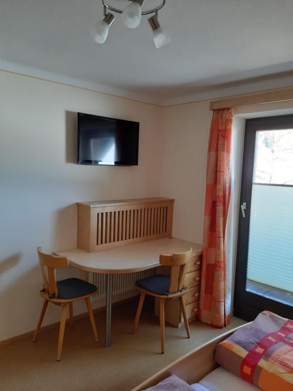 Televízia a/alebo spoločenská miestnosť v ubytovaní Haus Santner