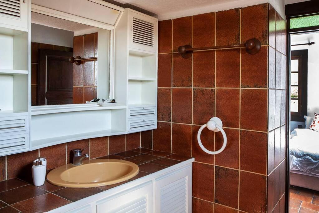A bathroom at Villa Velissarios: wonderful villa next to beach