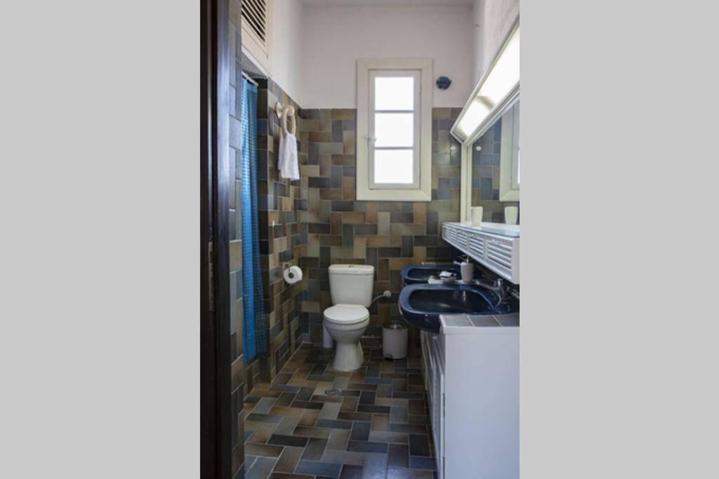 A bathroom at Villa Velissarios: wonderful villa next to beach