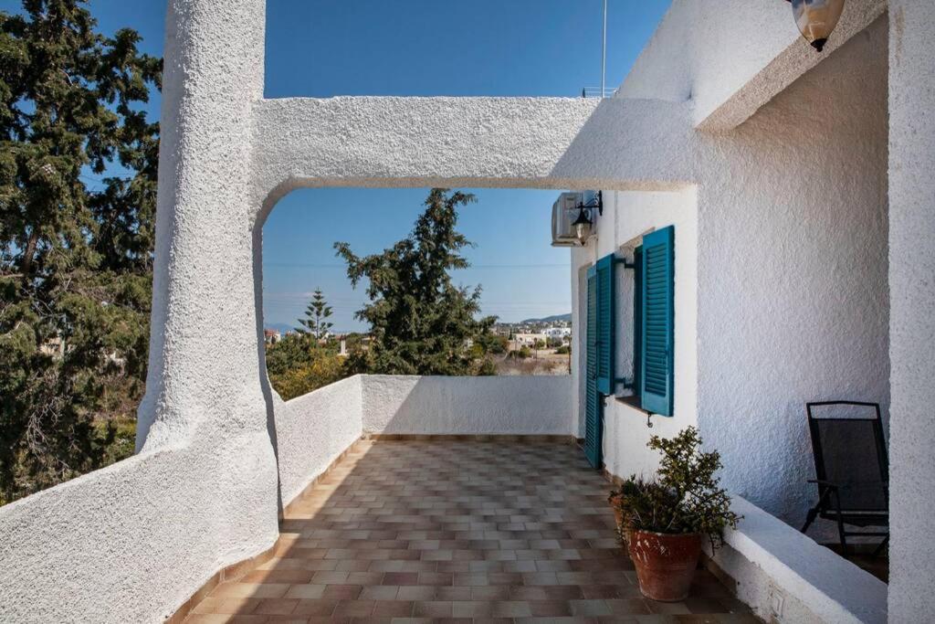 A balcony or terrace at Villa Velissarios: wonderful villa next to beach
