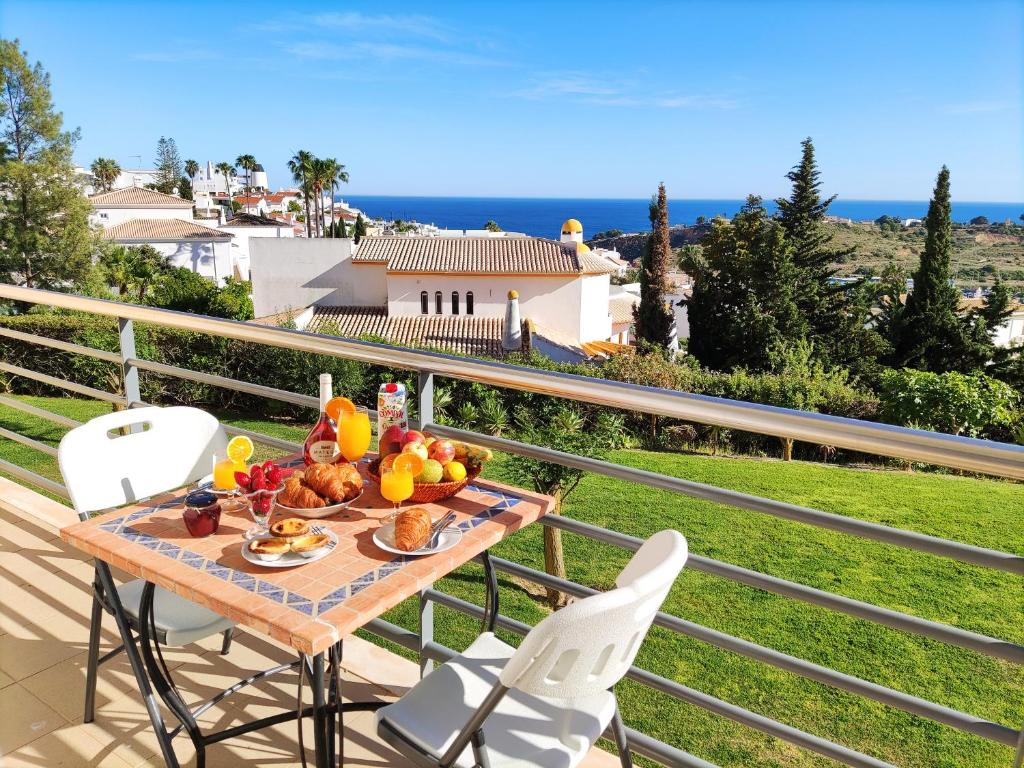 - une table avec des fruits et des légumes sur un balcon avec vue dans l'établissement Sea View Apartment by Be Cherish, à Albufeira