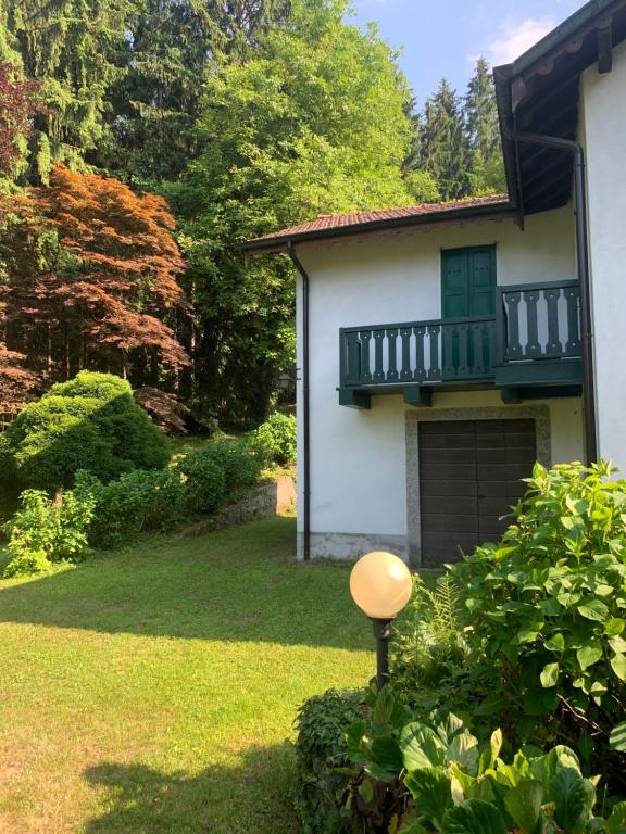 ベッラージョにあるCasa di Campagnaのバルコニーと庭付きの白い家