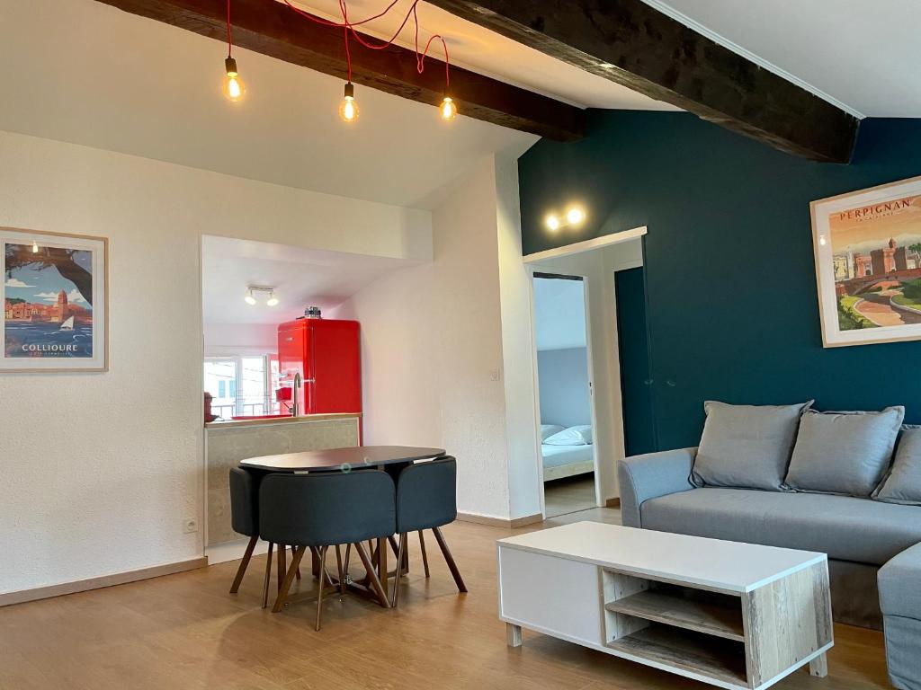 ein Wohnzimmer mit einem Sofa und einem Tisch in der Unterkunft Appartement Prox Lycée Arago in Perpignan