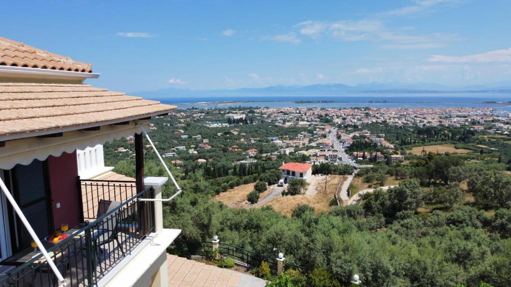 uma vista para a cidade a partir de uma varanda de uma casa em Irida em Lefkada