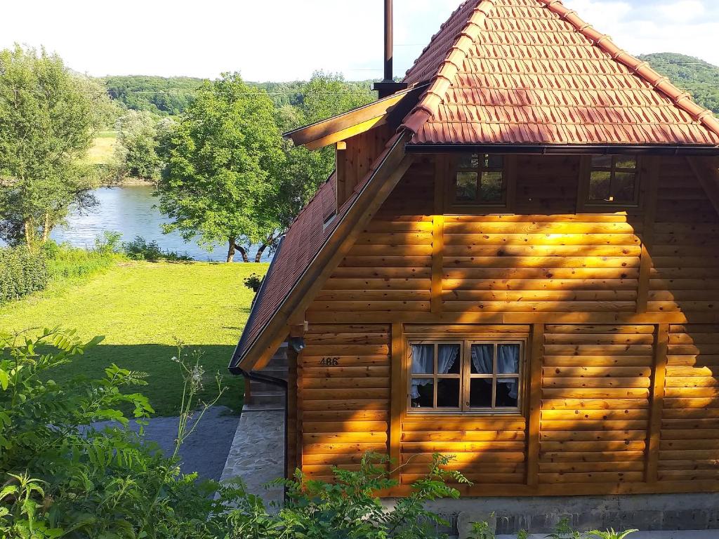 Cabaña de madera con vistas al lago en Drinska Tisina en Ljubovija