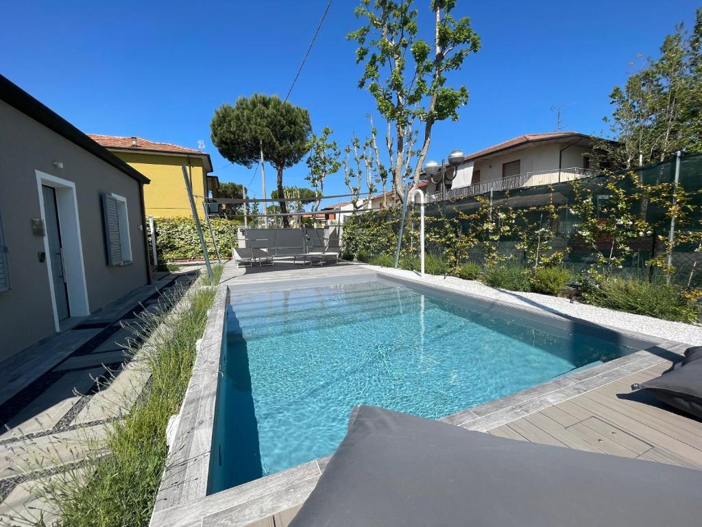 Bazén v ubytovaní Luxury 2 Apartments Cervia with Swimming Pool alebo v jeho blízkosti