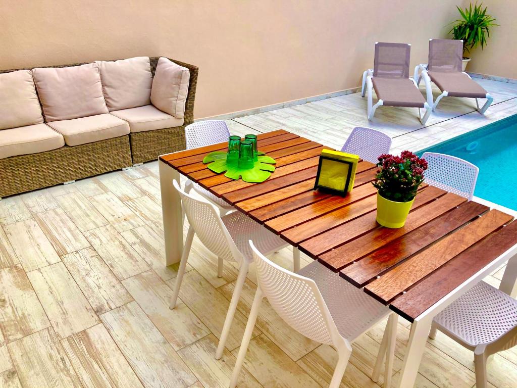 Posedenie v ubytovaní Casa Mediterránea con piscina privada en Palamós