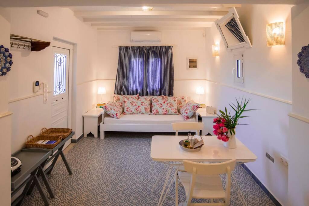 Fotografia z galérie ubytovania 250 metres from the sea an independent tiny house with a yard full of flowers! Spitaki the Little House! v destinácii Ierápetra