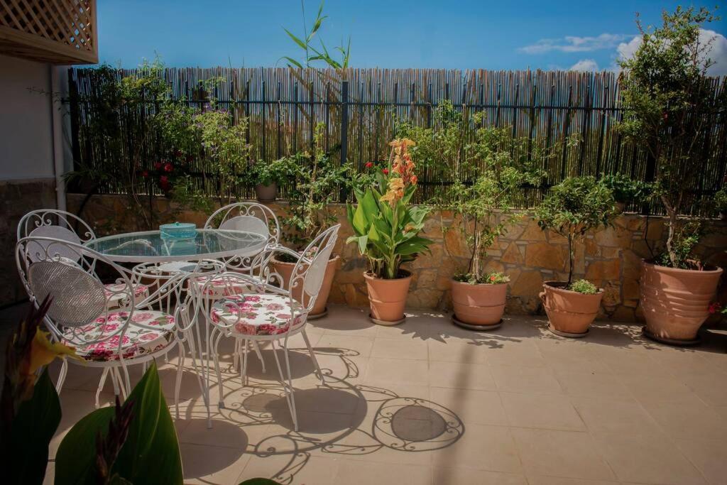 Fotografia z galérie ubytovania 250 metres from the sea an independent tiny house with a yard full of flowers! Spitaki the Little House! v destinácii Ierápetra