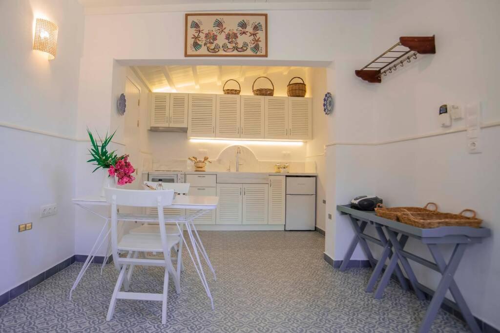 Fotografia z galérie ubytovania 250 metres from the sea an independent tiny house with a yard full of flowers! Spitaki the Little House! v destinácii Ierápetra
