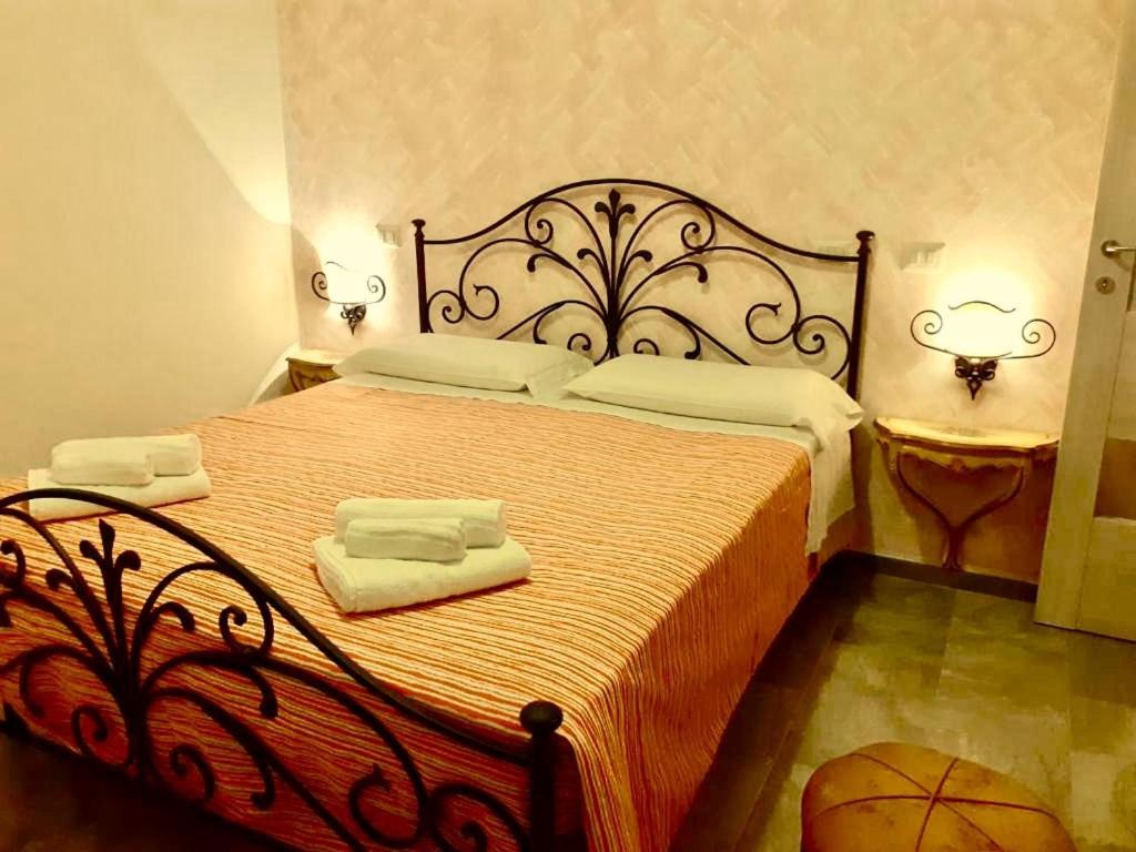 1 dormitorio con 1 cama grande y toallas. en Casa Graziella, en SantʼAgata di Militello