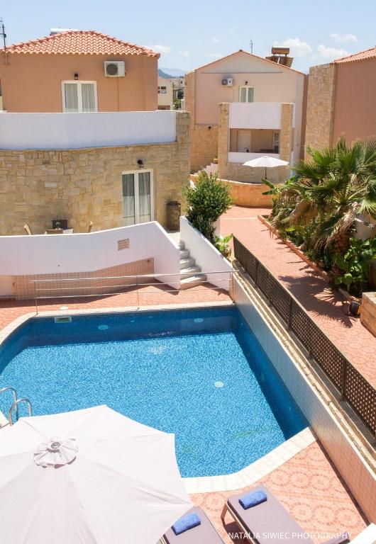 Bazén v ubytování Alexandra SeaSide Villas nebo v jeho okolí