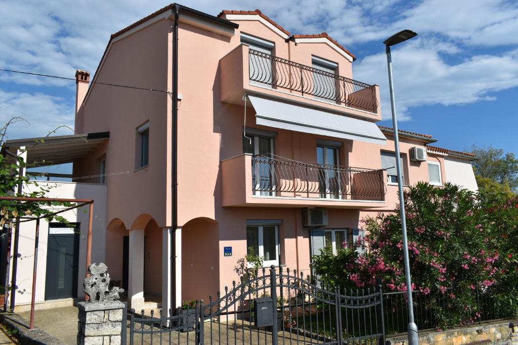 Budova, v ktorej sa apartmán nachádza