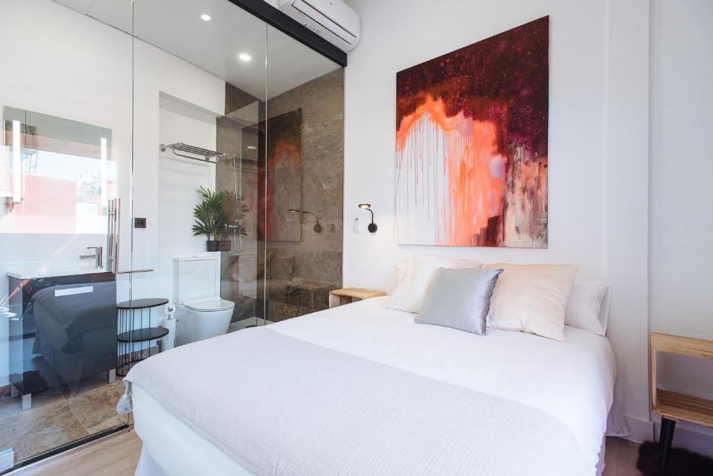 Łóżko lub łóżka w pokoju w obiekcie Guardamino Dúplex Suite Apartment
