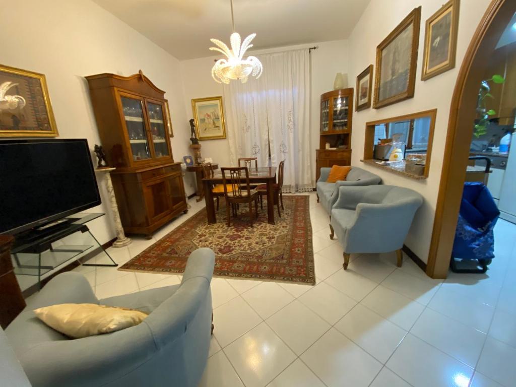 ein Wohnzimmer mit Sofas und einem Flachbild-TV in der Unterkunft B&B Sessoriana in Rom
