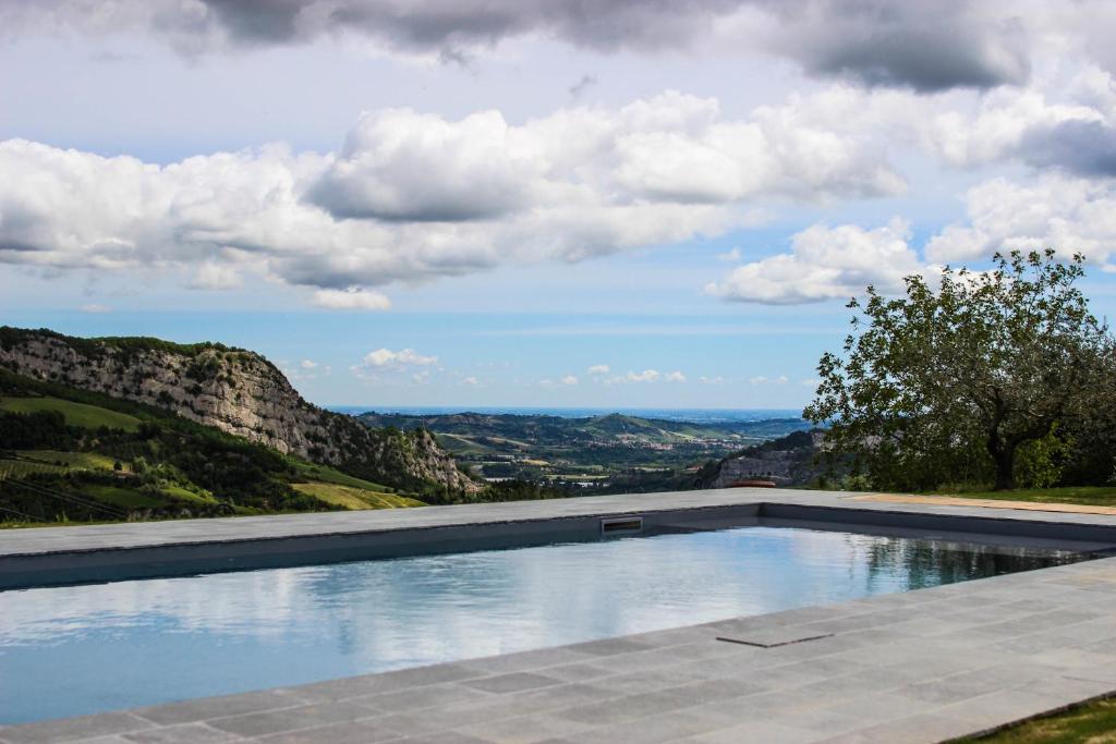 uma piscina com vista para as montanhas em Relais Mevigo - Casa Padronale em Casola Valsenio