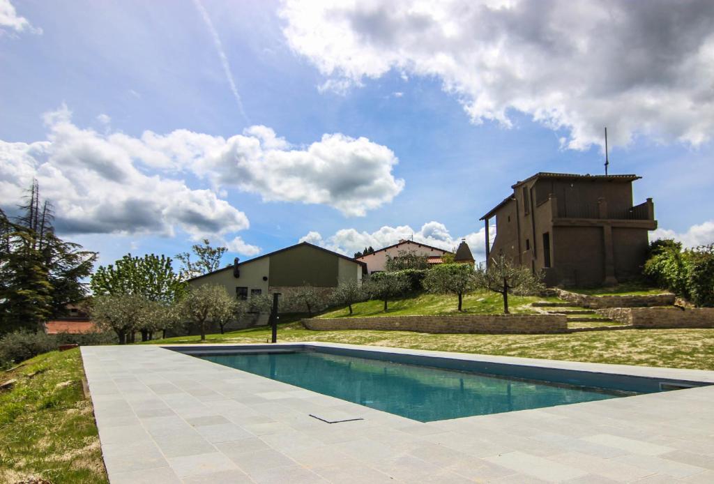 basen przed domem w obiekcie Relais Mevigo - Casa Padronale w mieście Casola Valsenio