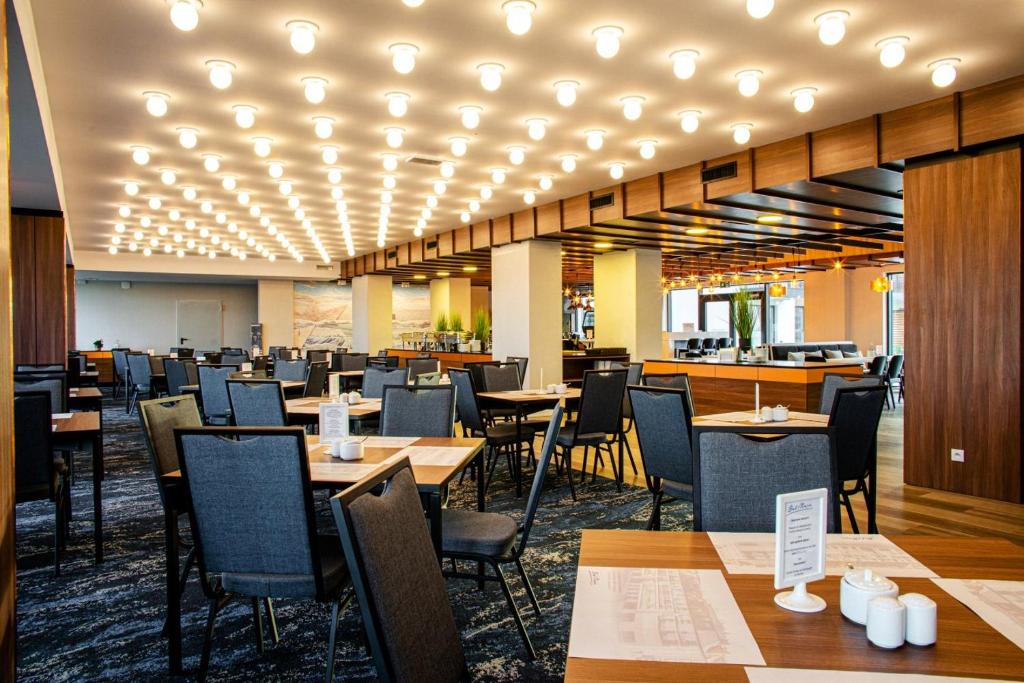 Reštaurácia alebo iné gastronomické zariadenie v ubytovaní Międzyzdroje - Bel Mare Resort - Apartament Prywatny LeBrosina