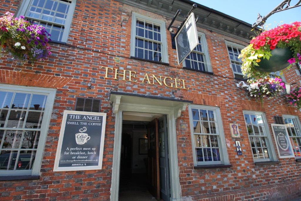 een bakstenen gebouw met een bord dat de amhersted leest bij The Angel in Wootton Bassett in Royal Wootton Bassett