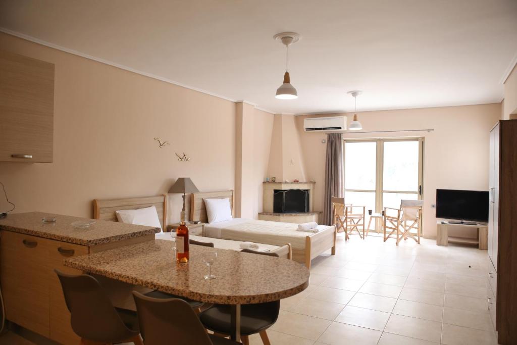 Televízia a/alebo spoločenská miestnosť v ubytovaní Lefkada Dikran's Guest House