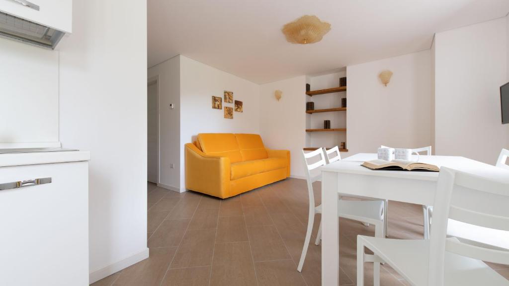 A television and/or entertainment centre at Italianway - Villa Tola