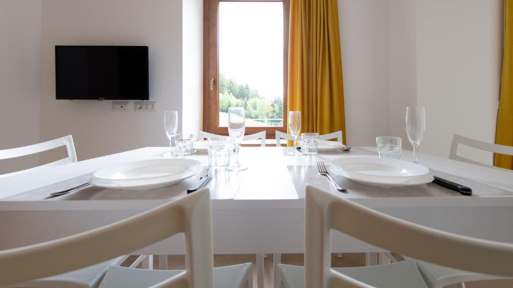 A television and/or entertainment centre at Italianway - Villa Tola