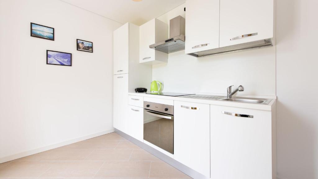 A kitchen or kitchenette at Italianway - Villa Tola