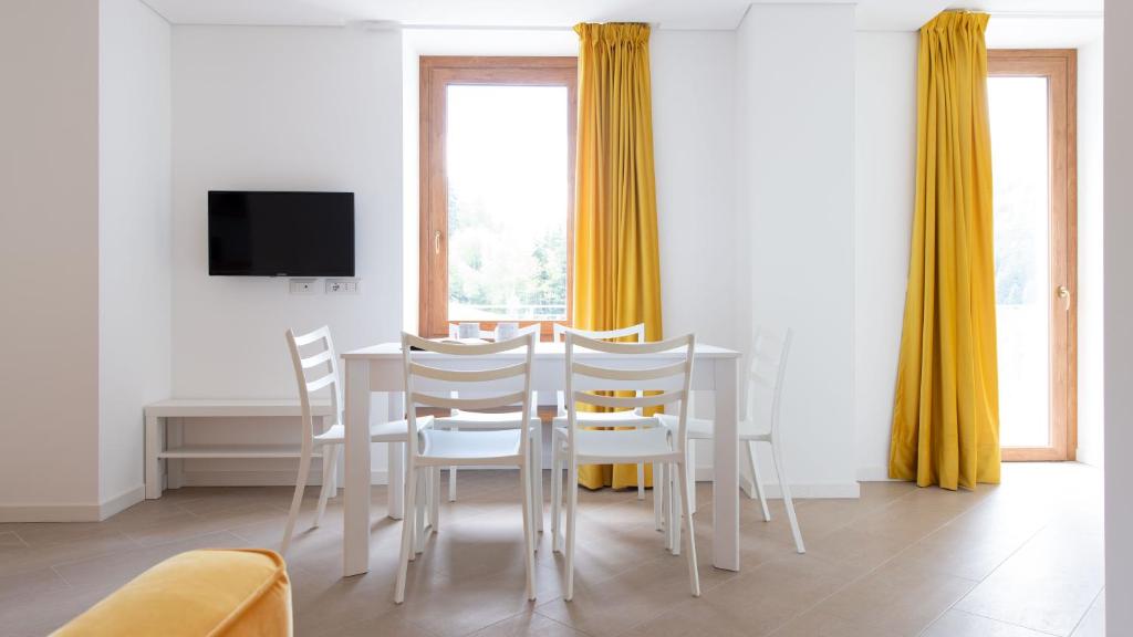 A television and/or entertainment centre at Italianway - Villa Tola