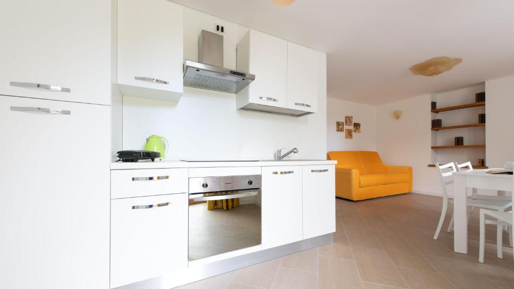 A kitchen or kitchenette at Italianway - Villa Tola