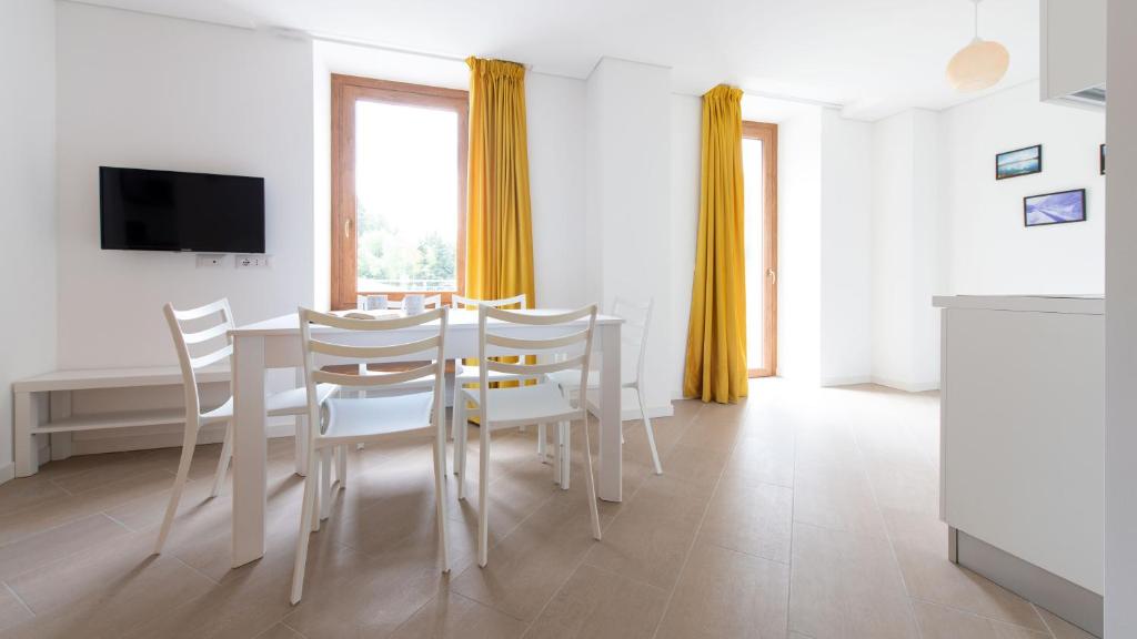 A television and/or entertainment centre at Italianway - Villa Tola