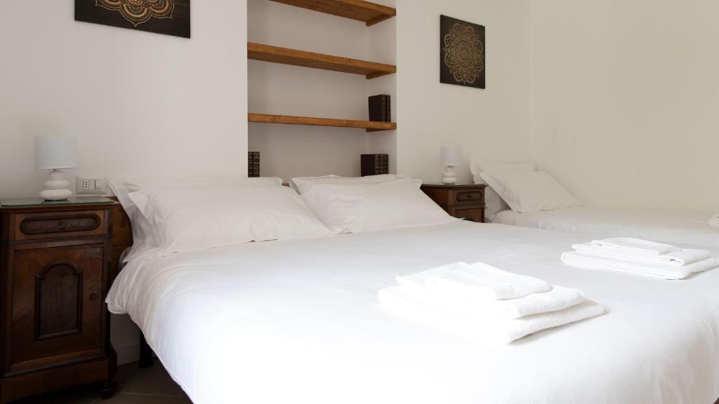 A bed or beds in a room at Italianway - Villa Tola
