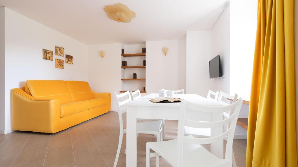 A seating area at Italianway - Villa Tola
