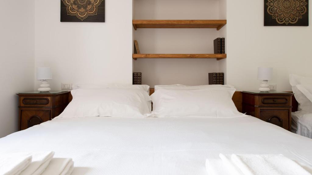 A bed or beds in a room at Italianway - Villa Tola
