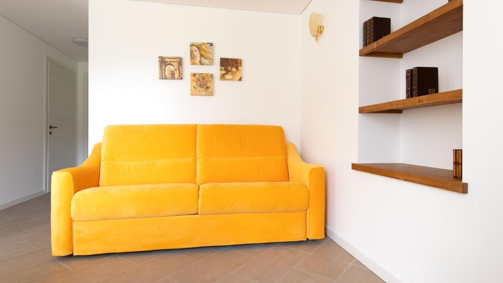 A seating area at Italianway - Villa Tola