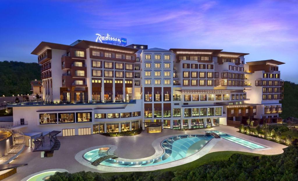 una representación de un hotel con piscina en Radisson Blu Hotel & Spa, Istanbul Tuzla en Estambul
