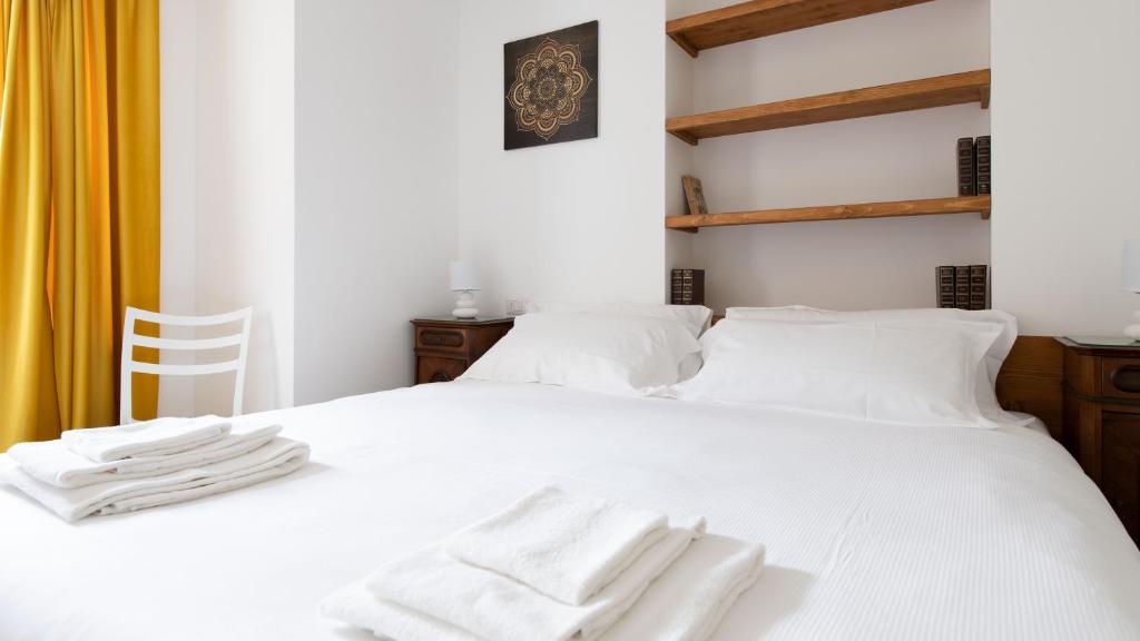 A bed or beds in a room at Italianway - Villa Tola