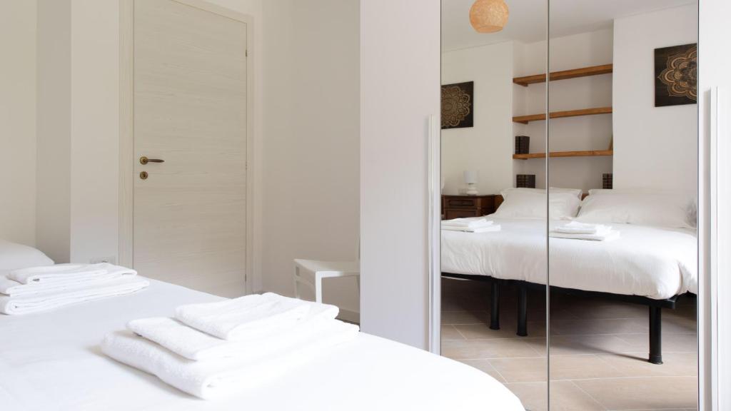 A bed or beds in a room at Italianway - Villa Tola