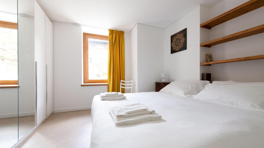 A bed or beds in a room at Italianway - Villa Tola