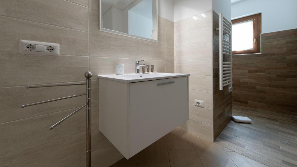A bathroom at Italianway - Villa Tola