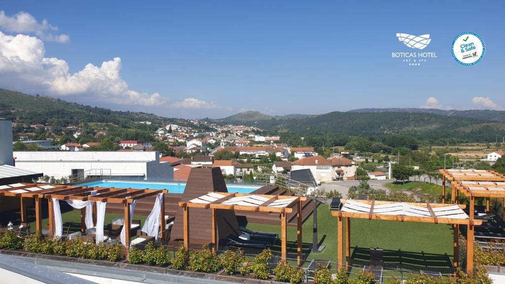 Uma vista geral da montanha ou uma vista da montanha a partir do hotel