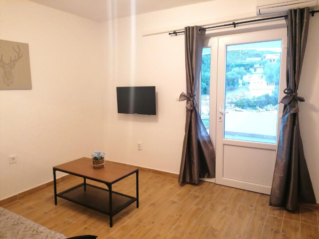 Televízia a/alebo spoločenská miestnosť v ubytovaní Apartments Amfora