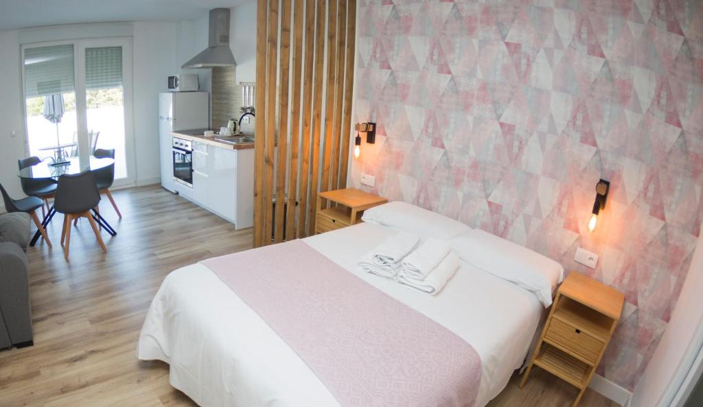 Postel nebo postele na pokoji v ubytování Hospedium Apartamentos Galitrips A Casa Da Reina