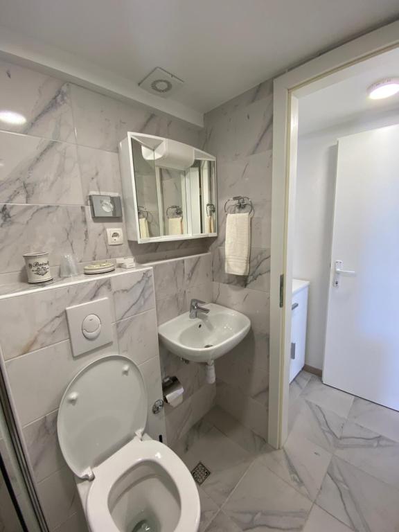 Kúpeľňa v ubytovaní Villa Leo Beach Studio